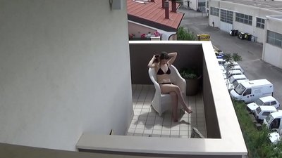 Nikimpeleleza mwenzangu mchanga akipiga punyeto kwenye balcony